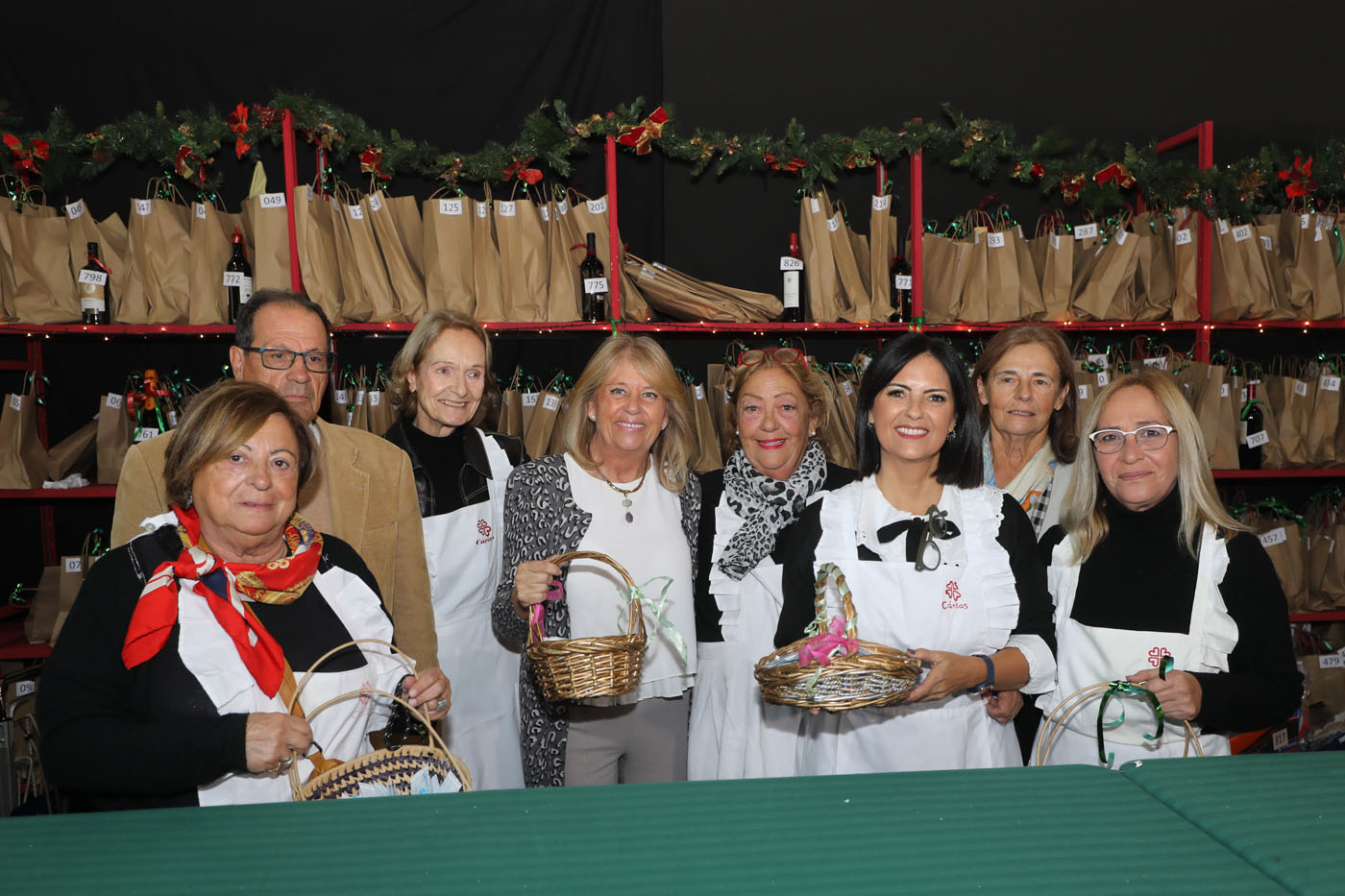 La alcaldesa respalda la labor de Cáritas en la inauguración de su Bazar Solidario de Navidad, que reúne hasta el domingo en el Palacio de Congresos más de 120 puestos